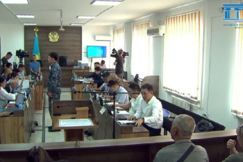 Фотография к новости: Шерзат Болат өлімі: Дүкенге қарсы үйде тұратын куәгер сотта жауап беріп жатыр