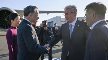 Фотография к новости: Тоқаев Вьетнам басшысын қарсы алды