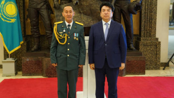 Фотография к новости: Министр әскери және технологиялық дайындық пәні мұғалімдерін марапаттады