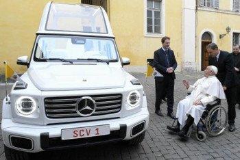 Фотография к новости: Рим Папасының автокөлігі Газадағы балаларға беріледі