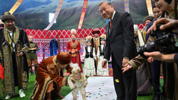 Фотография к новости: Вьетнам Бас хатшысы То Лам «Этноауылда» cәбидің тұсауын кесті