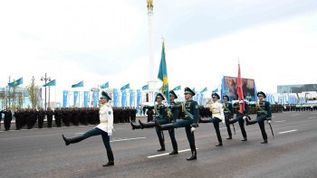 Фотография к новости: Ту ұстаушылар тобы Мемлекеттік ту мен Жеңіс туын алаңға алып келді