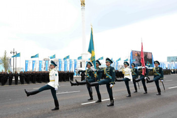Ту ұстаушылар тобы Мемлекеттік ту мен Жеңіс туын алаңға алып келді