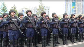 Фотография к новости: Ұлттық ұланның 400 әскери қызметшісі әскери парадта тағзым етті