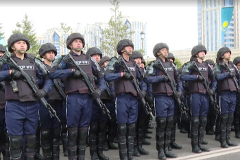 Ұлттық ұланның 400 әскери қызметшісі әскери парадта тағзым етті