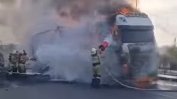 Фотография к новости: Шымкентте 15 тонна сіріңке тиелген жүк көлігі өртенді