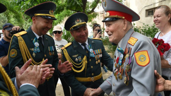 Фотография к новости: Таразда әскери қызметшілер майдангерлер үшін Жеңіс парадын ұйымдастырды