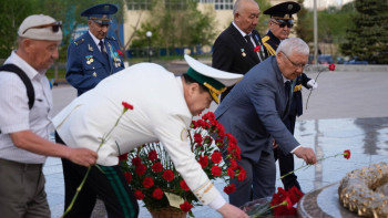Фотография к новости: ҚМА қызметкерлері «Отан Ана» монументіне гүл шоқтарын қойды