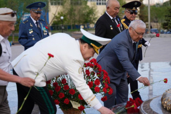 ҚМА қызметкерлері «Отан Ана» монументіне гүл шоқтарын қойды