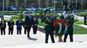 Фотография к новости: Ерлан Қошанов Бауыржан Момышұлының ескерткішіне гүл шоқтарын қойды