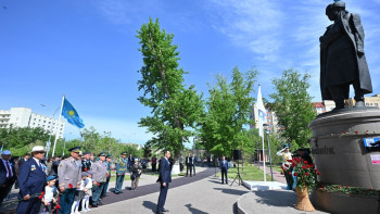 Фотография к новости: Мәулен Әшімбаев Мәншүк Мәметованың ескерткішіне гүл шоқтарын қойды