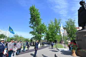 Фотография к новости: Мәулен Әшімбаев Мәншүк Мәметованың ескерткішіне гүл шоқтарын қойды