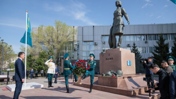 Фотография к новости: Ерлан Қарин Кеңес Одағының Батыры Әлия Молдағұлованың ескерткішіне гүл шоғын қойды