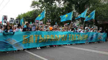 Фотография к новости: «Батырларға тағзым»: алматылықтар қазақ батырларының құрметіне алып туды көтеріп өтті