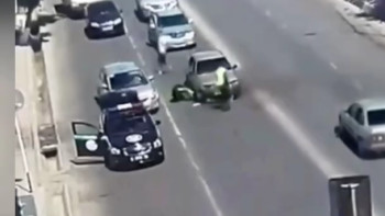 Фотография к новости: Түркістанда полицейлер көліктен шыққан өртті сөндіріп, жүргізушіні құтқарды