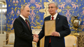 Фотография к новости: Владимир Путин Қазақстан Президентінің әкесі Кемел Тоқаевты марапаттау парағын табыстады