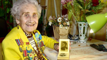 Фотография к новости: Майдангерге тағзым: ҚазҰУ соғыс ардагерін Жеңіс күнімен құттықтады