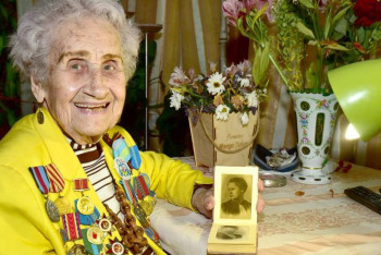 Майдангерге тағзым: ҚазҰУ соғыс ардагерін Жеңіс күнімен құттықтады