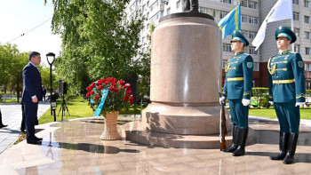 Фотография к новости: Олжас Бектенов аты аңызға айналған Талғат Бигелдиновтің ескерткішіне гүл шоқтарын қойды