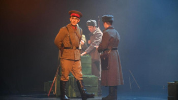 Фотография к новости: Бауыржан Момышұлының туғанына 115 жыл: Елордада «Ар адамы. Бауыржан» премьерасы өтті