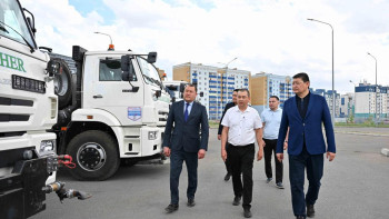 Фотография к новости: Абай облысының әкімі жаңа коммуналдық техникаларды көрді