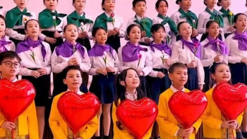 Фотография к новости: Астанадағы мектеп оқушылары аналарын мерекемен құттықтады