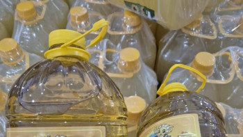 Фотография к новости: Үш облыс халқы әлеуметтік бағадағы күнбағыс майымен қамтылды