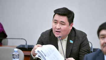 Фотография к новости: Қарыздың қамытын киген қазақты кім құтқарады? – Депутат қарыз мәселесін көтерді