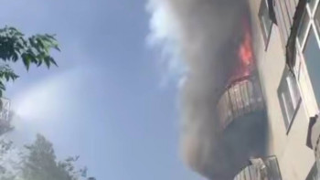 Фотография к новости: Алматыда өртеніп жатқан көпқабатты үйден 12 адам құтқарылды