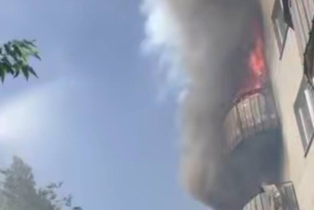 Фотография к новости: Алматыда өртеніп жатқан көпқабатты үйден 12 адам құтқарылды