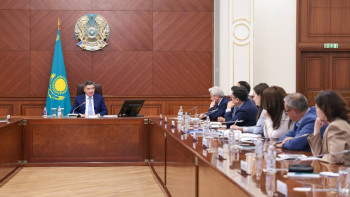 Фотография к новости: Олжас Бектенов сарапшылармен экономиканың даму мәселелерін талқылады