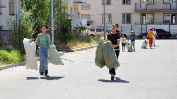 Фотография к новости: Кентауда балалар қоқысты балмұздаққа айырбастады