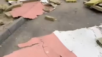 Фотография к новости: Алматыда қатты желден тұрғын үйдің қасбеті құлады