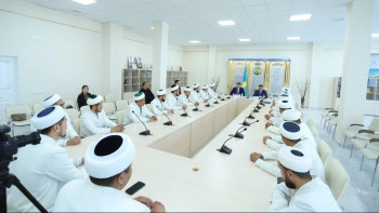 Фотография к новости: Президенттің кеңесшісі Маңғыстау облысының имамдарымен кездесті