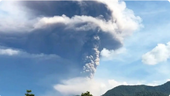 Фотография к новости: Индонезияда жанартау атқылап, күлден жасалған бағана 5,5 шақырымға жетті