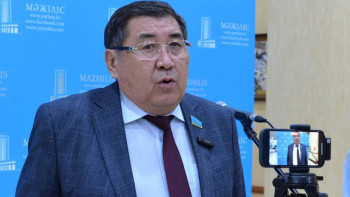 Фотография к новости: "Қытайға тапсыра салыңдар". Мәжілісте Ермұрат Бәпи әзіл айтты