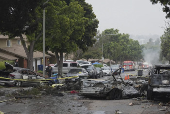 Фотография к новости: Құрбандар саны нақтыланған жоқ: Калифорнияда тұрғын үйлер үстіне шағын ұшақ құлады