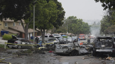 Құрбандар саны нақтыланған жоқ: Калифорнияда тұрғын үйлер үстіне шағын ұшақ құлады