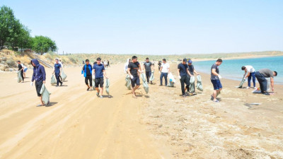 Чемпиондар қоқыс жинады: Шардарада ерекше плоггинг өтті