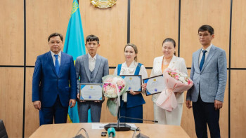 Фотография к новости: Түркістанда ҰБТ-да рекорд орнатқан оқушы тағы бір сыйлық алды