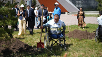 Фотография к новости: Астанада параспортшылар ағаш отырғызу акциясына қатысты