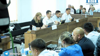 Фотография к новости: "Менің бауырым өлді, ал сен күліп отырсың": Шерзат сотында эмоцияға толы беттестіру сәті көрсетілді