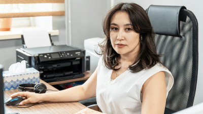 Тауар биржасындағы маклердің рөлі және мемлекеттік тілдің маңызы қандай?