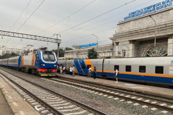 Фотография к новости: Мүгедектерге арналған орындарды заңсыз сатқан: ҚТЖ жолсеріктерді жұмыстан шығарды