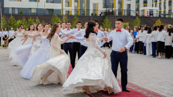 Фотография к новости: Астанада түлектерге 550 ЖОО гранты бөлінеді
