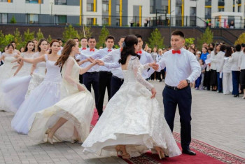 Фотография к новости: Астанада түлектерге 550 ЖОО гранты бөлінеді