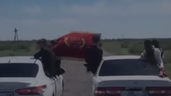 Фотография к новости: Тағы да түлектер: Жамбылда мектеп бітірушілер кортежі полиция назарын аудартты