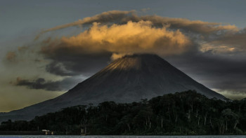 Фотография к новости: Табиғи рекорд: Индонезиядағы жанартау 24 сағатта 11 рет атқылайды