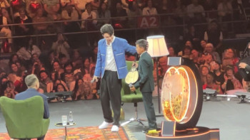 Фотография к новости: Димаш әнші, дзюдошы Иса Бекболатқа домбыра тарту етті