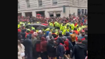 Фотография к новости: Зардап шеккендер бар: "Ливерпульдің" жеңісін тойлап жатқан жанкүйерлер тобын көлік басып өтті